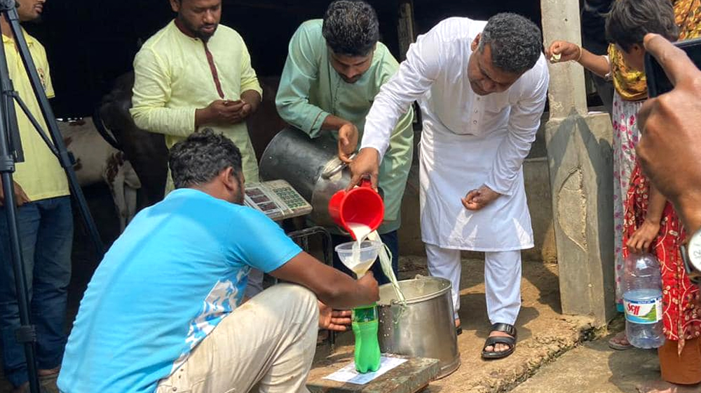 ১০ টাকা লিটারে দুধ বিক্রি, ভোক্তার সম্মাননা পাচ্ছেন এরশাদ