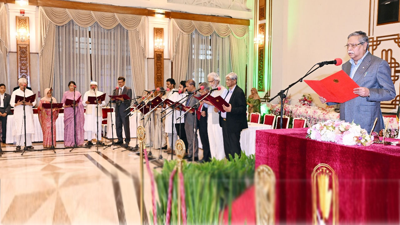 অন্তর্বর্তী সরকারে উপদেষ্টারা কে কোন দায়িত্ব পেলেন