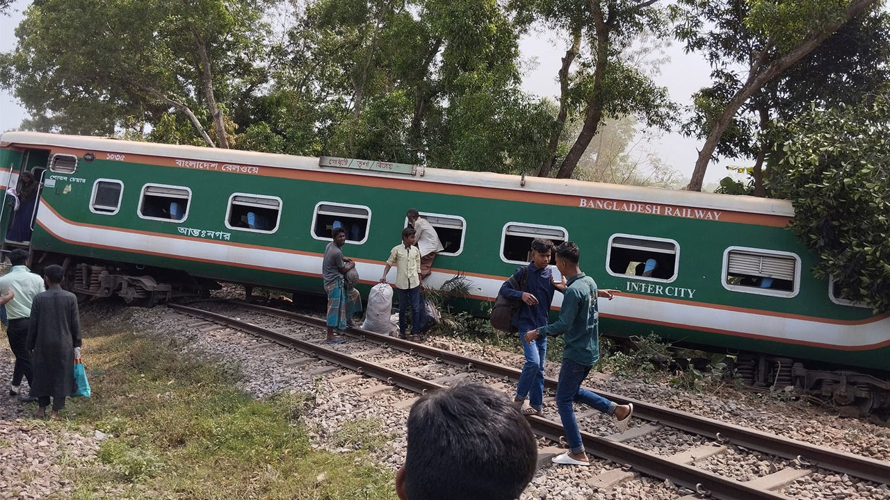 কুমিল্লায় বিজয় এক্সপ্রেসের ৪ বগি লাইনচ্যুত