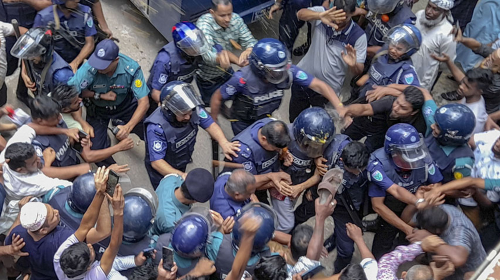 সাবেক বিচারপতি মানিক কারাগারে, আদালত চত্বরে ডিম-জুতা নিক্ষেপ