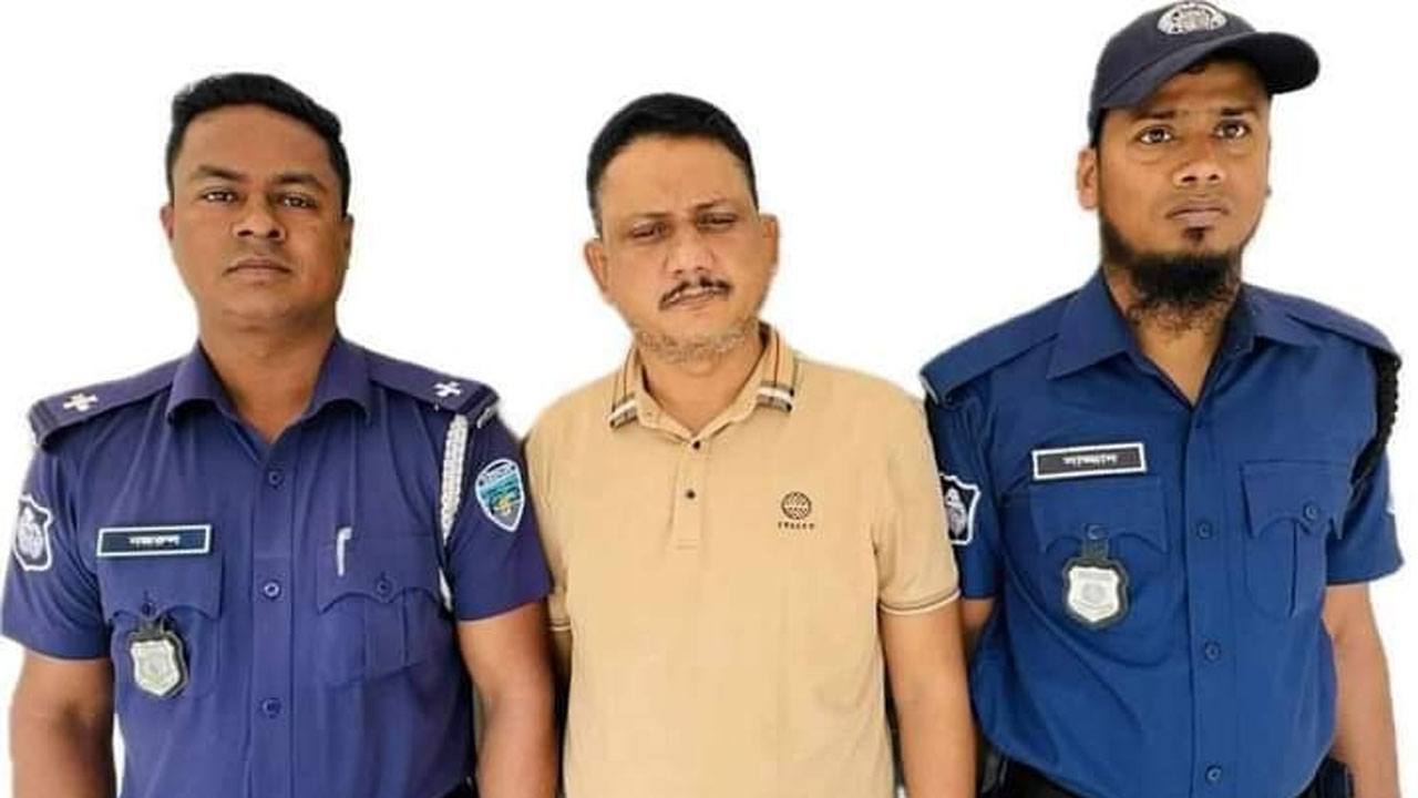 ফেনী নদী থেকে অবৈধভাবে বালু উত্তোলন, ইউপি সদস্য গ্রেপ্তার