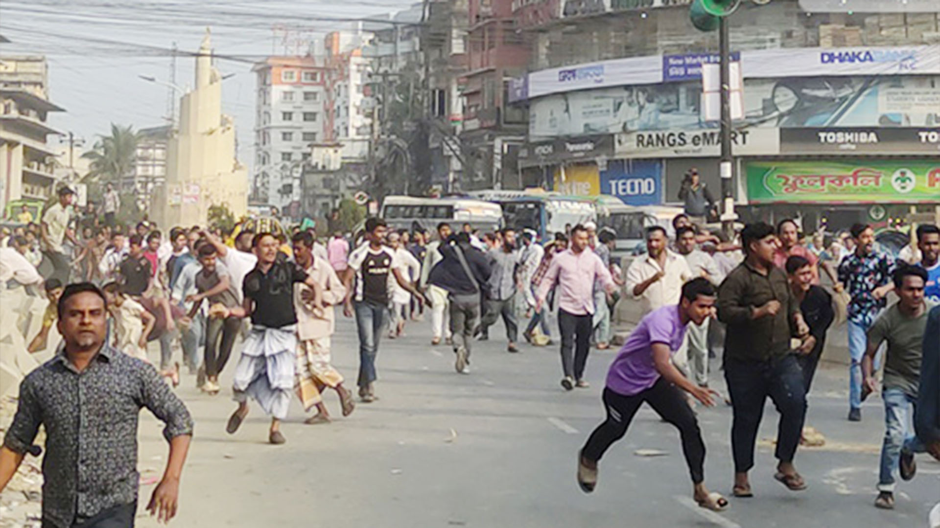 চট্টগ্রামে হকার-পুলিশ সংঘর্ষে দুই মামলা, আসামি ৩৫