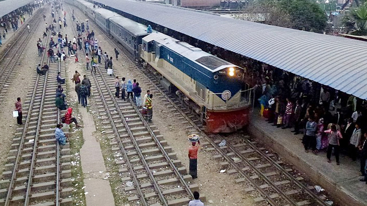 বিমানবন্দর রেলওয়ে স্টেশন আকস্মিক পরিদর্শনে রেল সচিব, অনিয়মের বিরুদ্ধে ব্যবস্থা