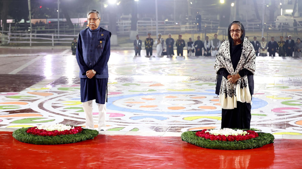 শহীদ মিনারে রাষ্ট্রপতি ও প্রধানমন্ত্রীর শ্রদ্ধা