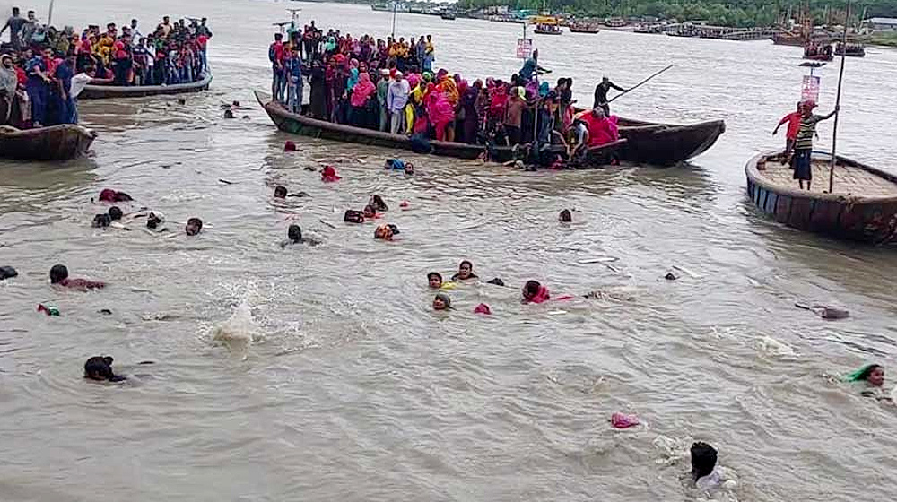 মোংলা নদীতে ৬০ যাত্রী নিয়ে ট্রলারডুবি