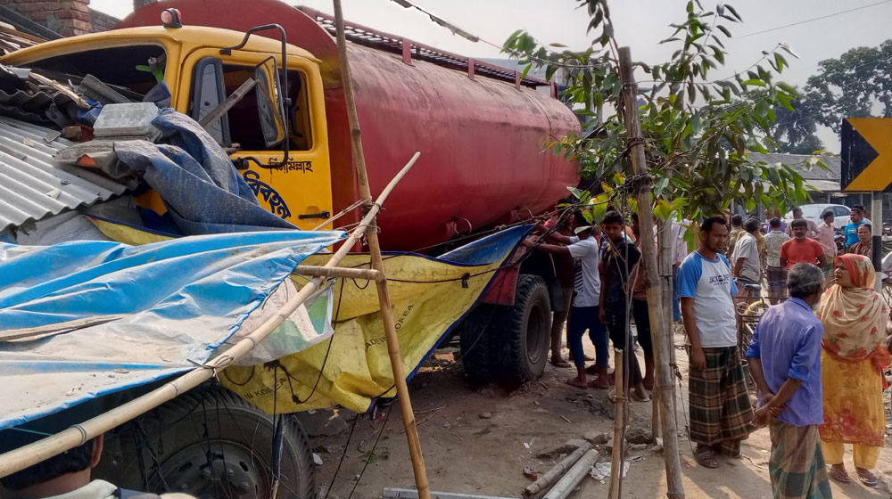 চায়ের দোকানে তেলবাহী লরি, নিহত ২