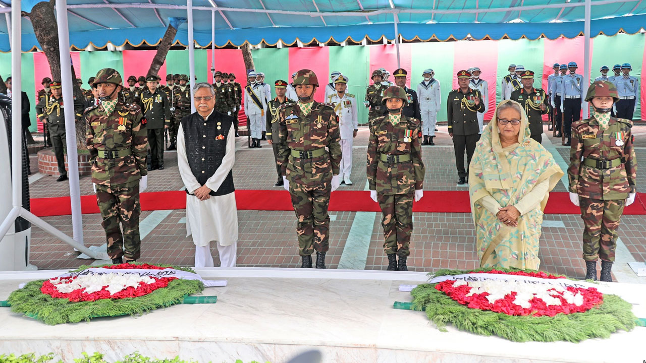 টুঙ্গিপাড়ায় বঙ্গবন্ধুর সমাধিতে রাষ্ট্রপতি-প্রধানমন্ত্রীর শ্রদ্ধা