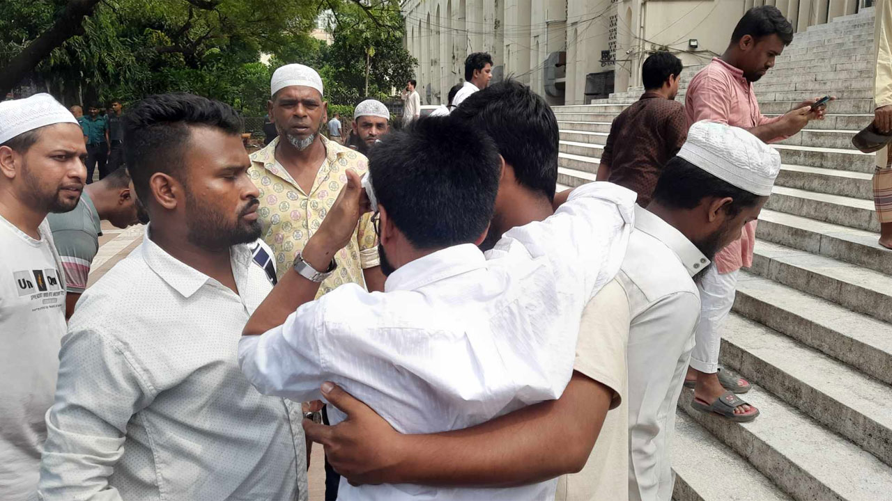 ফিরে এলেন আগের খতিব, নামাজের আগে নাটকীয়তা বায়তুল মোকাররমে