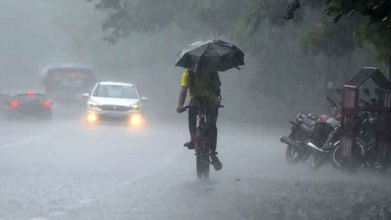 আগামী ৩ দিন ভারী বৃষ্টির সতর্কতা, ভূমিধসের শঙ্কা