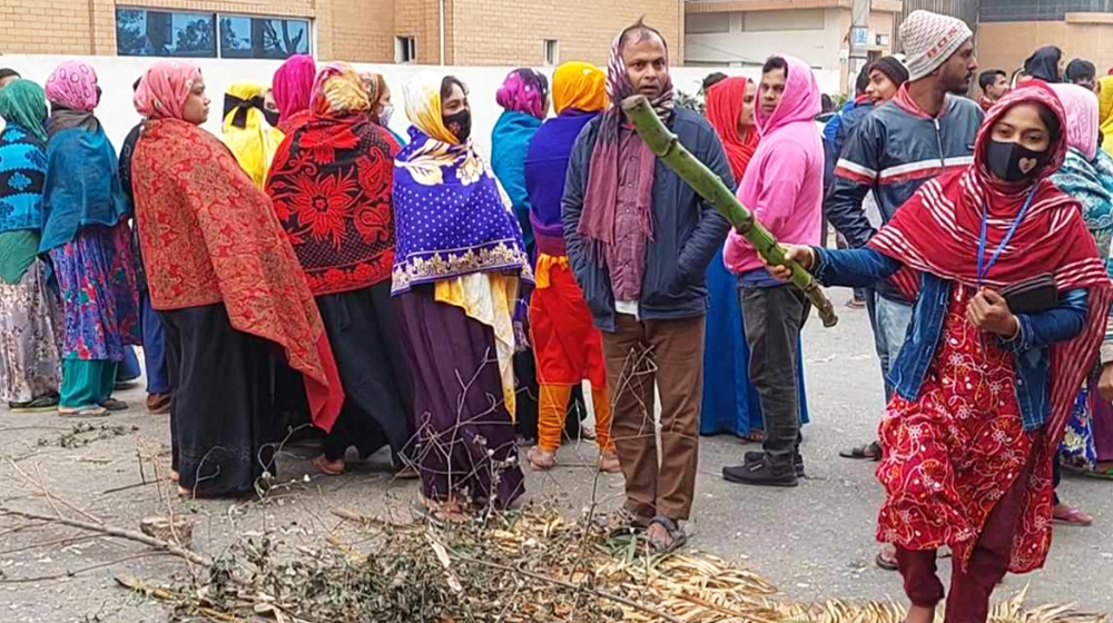 বেতনের দাবিতে গাজীপুরে শ্রমিকদের সড়ক অবরোধ