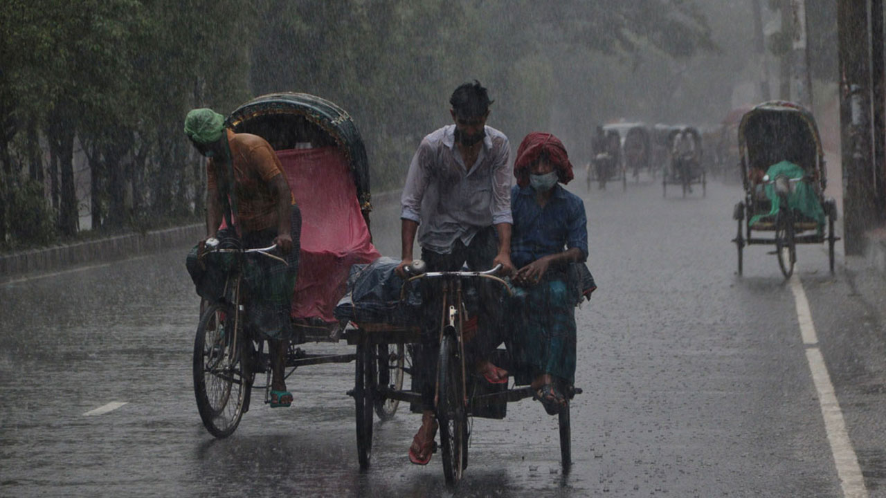 ৪ সমুদ্রবন্দরে সতর্কতা সংকেত, ৩ বিভাগে বৃষ্টির আভাস