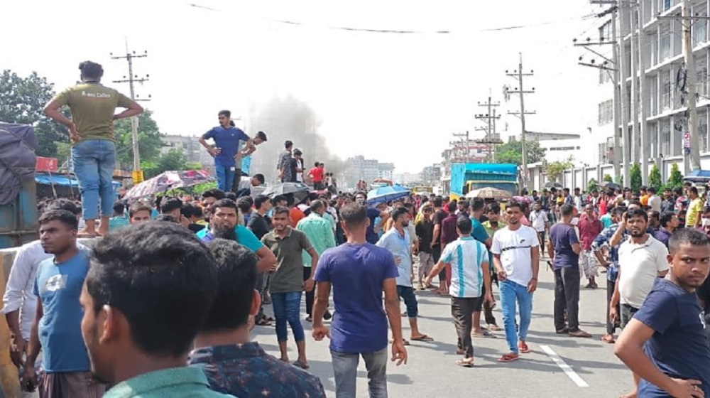 গাজীপুরে ট্রাকচাপায় নিহত ২, ঢাকা-টাঙ্গাইল মহাসড়কে যান চলাচল বন্ধ