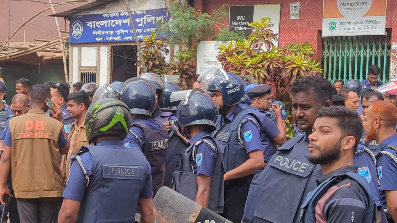 মুন্সীগঞ্জে পুলিশের সামনে আ.লীগ নেতাকে কুপিয়ে হত্যা