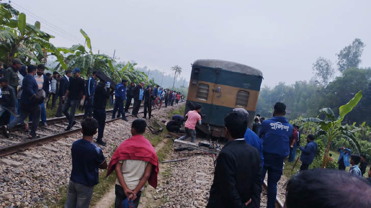 সীতাকুণ্ডে যাত্রীবাহী ট্রেনের বগি লাইনচ্যুত