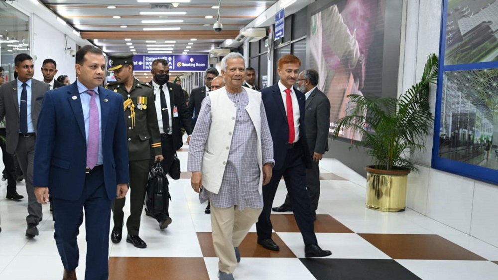 তিন দিনের সফর শেষে দেশে ফিরলেন প্রধান উপদেষ্টা
