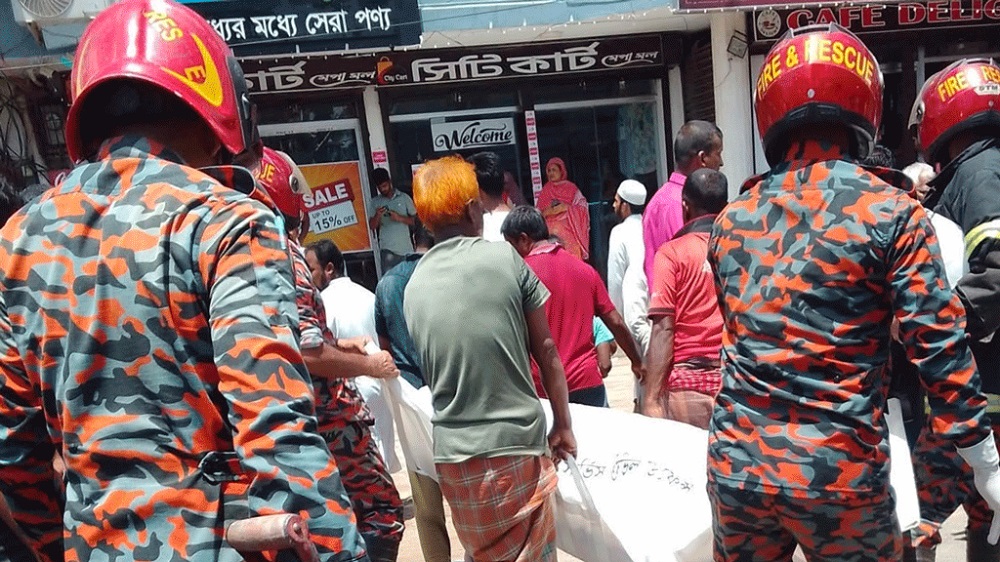 দিনাজপুরে ট্রাকচাপায় মা-ছেলে নিহত