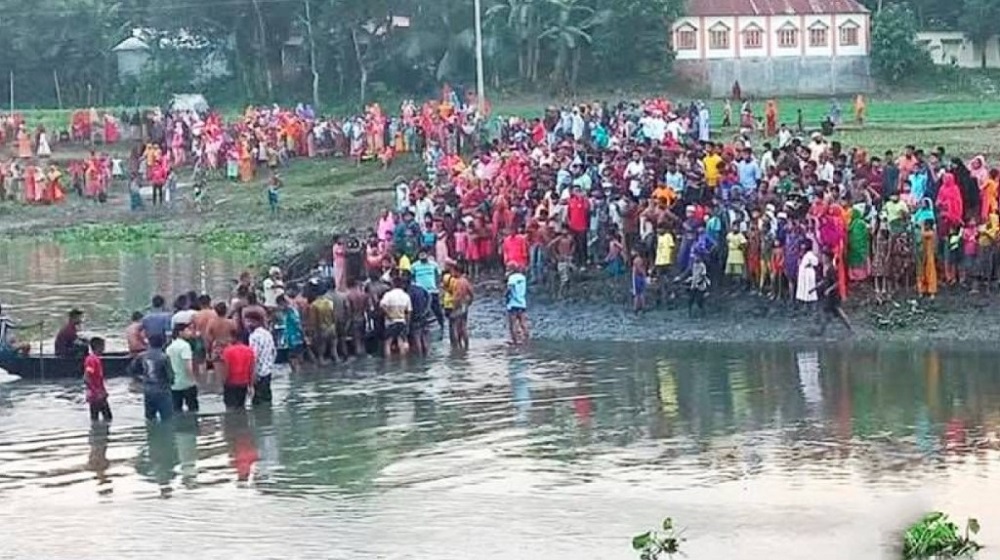 মাদারগঞ্জে ডিঙি নৌকা ডুবে তিন শিশুর মৃত্যু, দুইজন নিখোঁজ