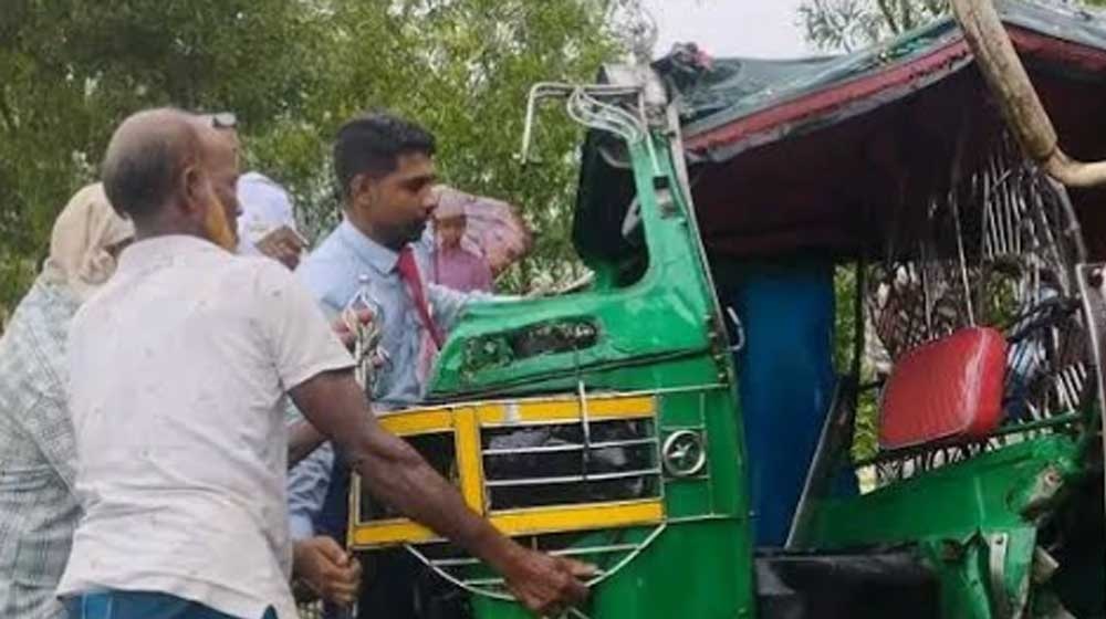 রামুতে অটোরিকশায় ট্রেনের ধাক্কা, নিহত ৫