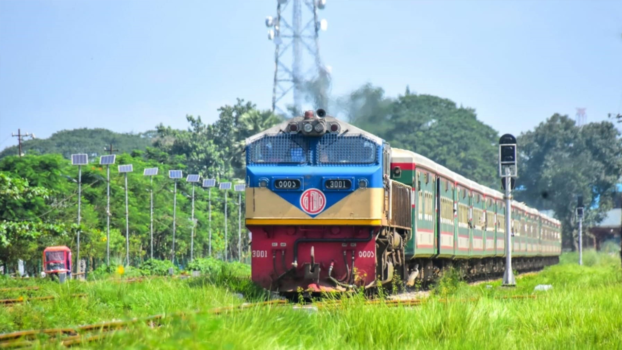 সাড়ে ২৬ ঘণ্টা পর কর্মবিরতি স্থগিত, সকাল থেকে চলবে ট্রেন