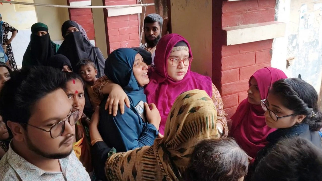 পরকীয়ার সন্দেহে ফরিদপুরে নাতনির চোখের সামনে স্ত্রীর গলায় ছুরি চালাল স্বামী
