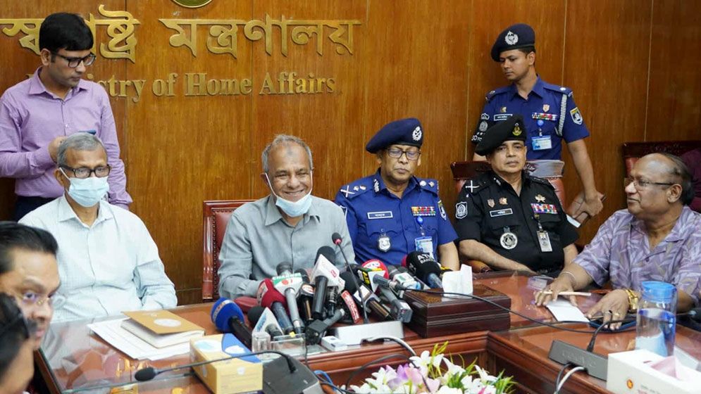 আসিফ মাহমুদের ব্যাগে ম্যাগাজিন, যা বললেন স্বরাষ্ট্র উপদেষ্টা