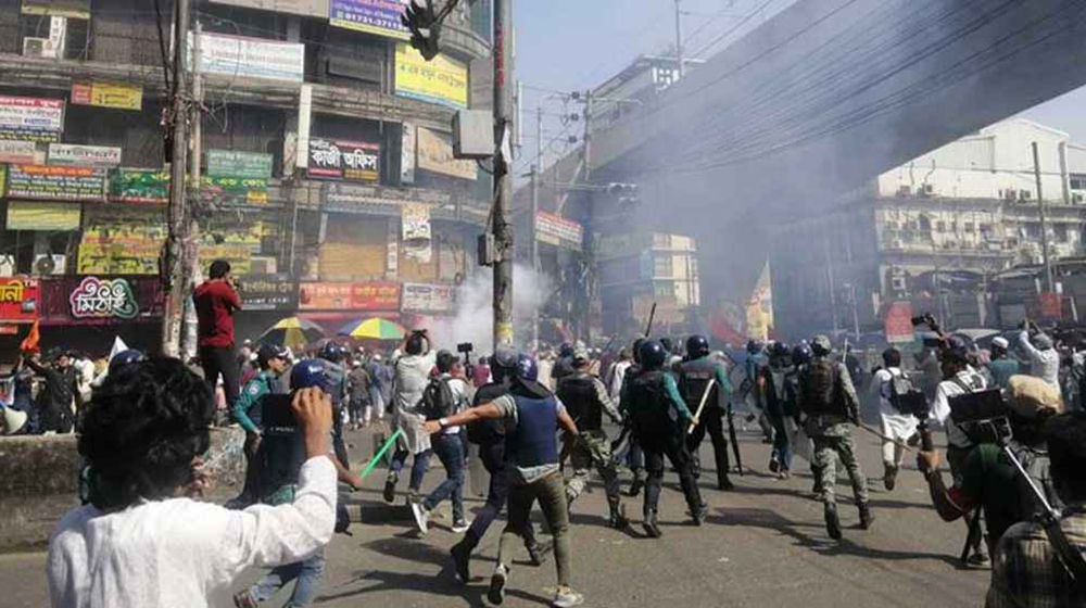 হিযবুত তাহরীরের সঙ্গে পুলিশের সংঘর্ষ, টিয়ার শেল-সাউন্ড গ্রেনেড নিক্ষেপ