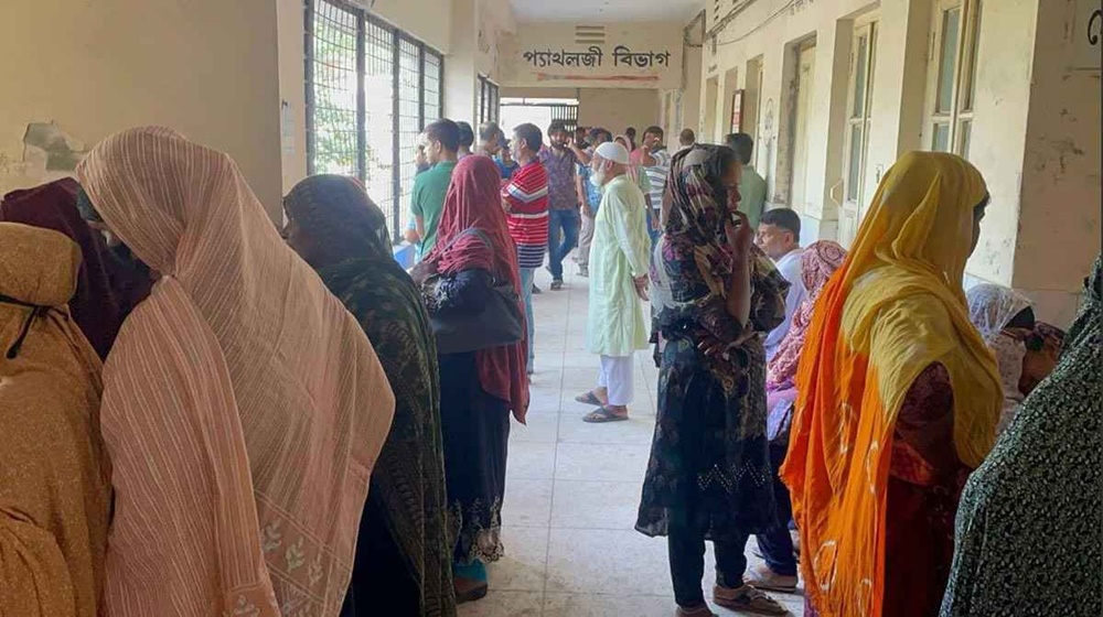 ঈশ্বরদীতে কাভার্ড ভ্যানের ধাক্কায় মা-মেয়েসহ নিহত ৩