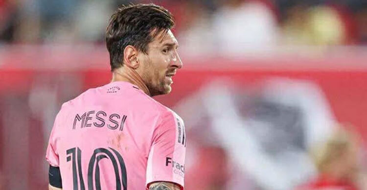 এক ম্যাচের নিষেধাজ্ঞা পেলেন মেসি