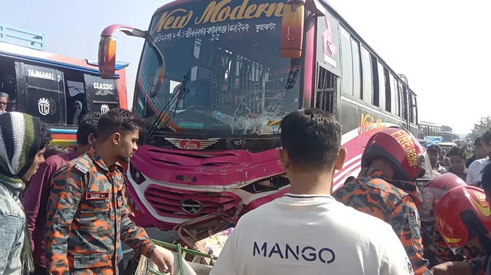 ভাঙ্গায় বাসের চাপায় অটোরিকশার ৩ যাত্রী নিহত, আহত ৪