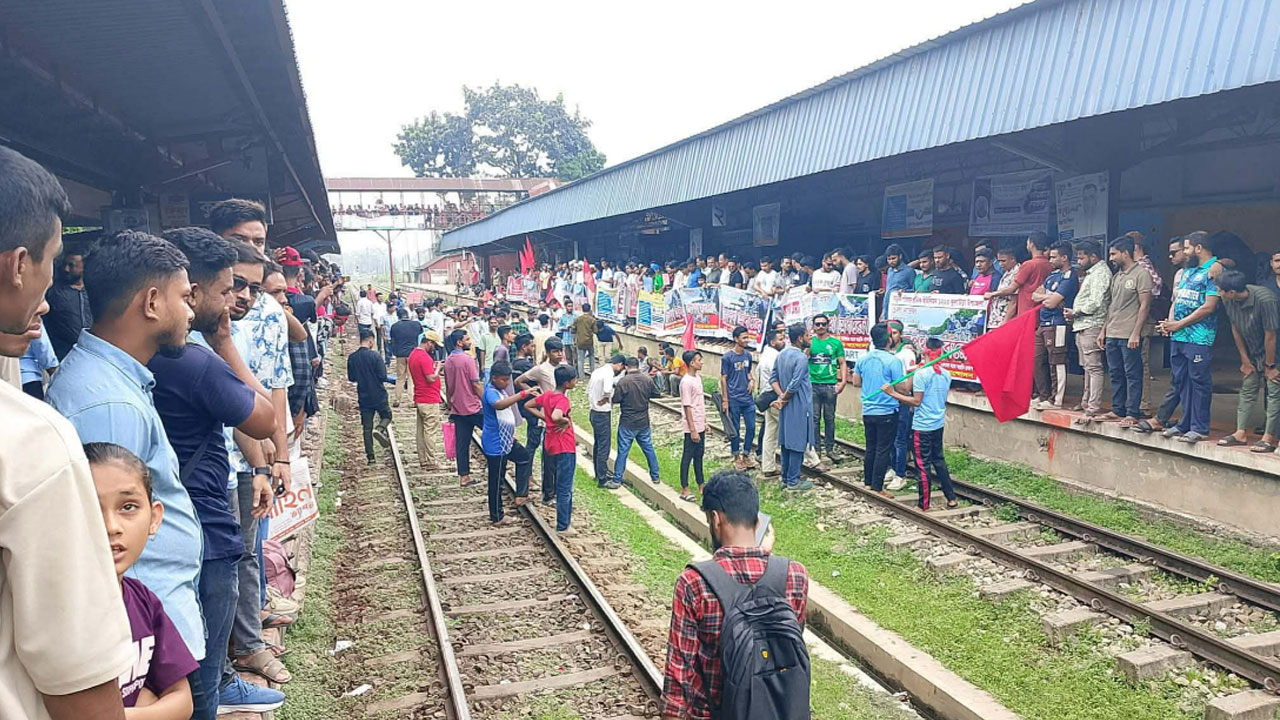 সিলেটের রেলপথে অবস্থান নিয়েছেন অবরোধকারীরা, ট্রেন যাত্রায় বিলম্ব