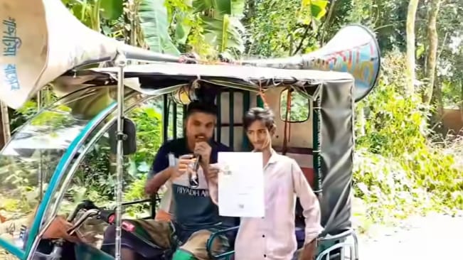 বিদেশ যেতে না পারায় মাইক ভাড়া করে এলাকাবাসীকে গালাগাল