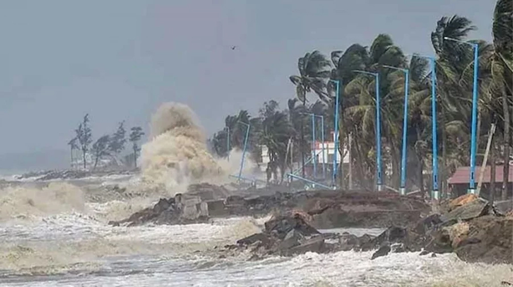 গভীর নিম্নচাপ উপকূল অতিক্রম করছে, ৪ ফুটের বেশি জলোচ্ছ্বাসের শঙ্কা