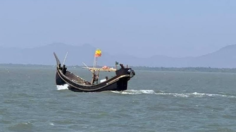 নৌকাসহ ১২ বাংলাদেশিকে ধরে নিয়ে গেল আরাকান আর্মি