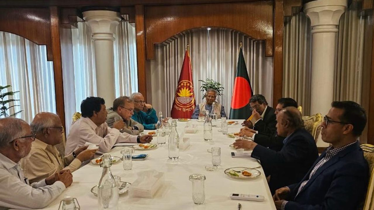 রাজনৈতিক দলগুলোর সঙ্গে বৈঠকে প্রধান উপদেষ্টা