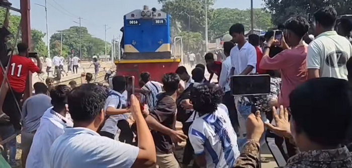 ভৈরব জেলার দাবিতে রেলপথ অবরোধ করে ট্রেনে পাথর নিক্ষেপ