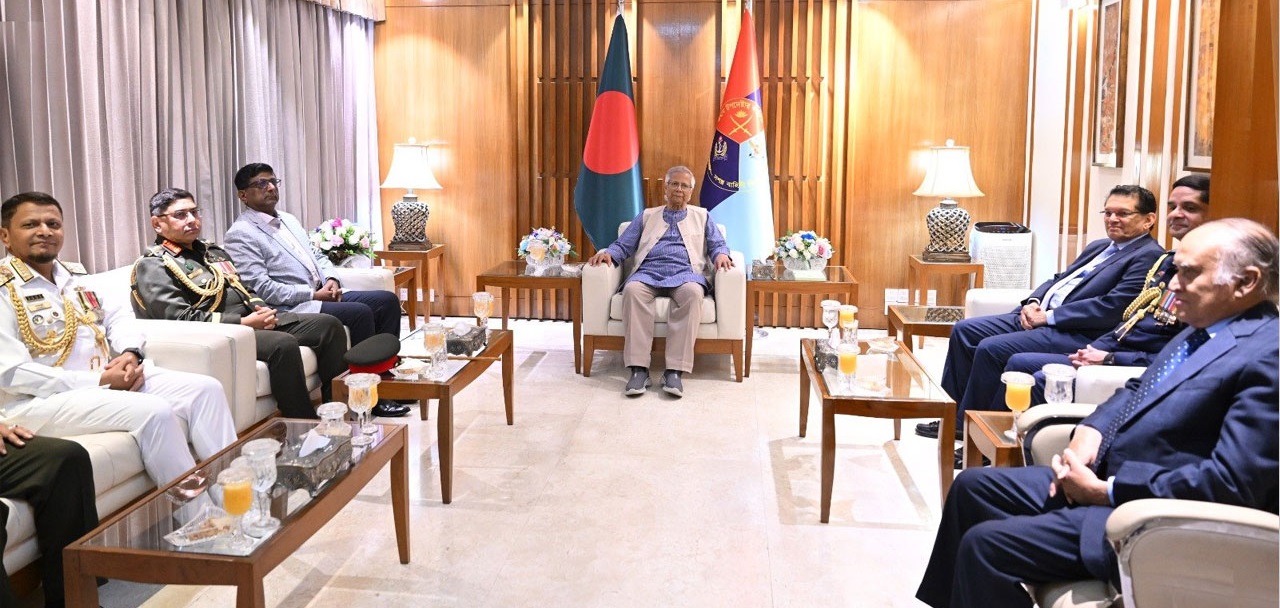 প্রধান উপদেষ্টার সঙ্গে তিন বাহিনীর প্রধানদের সাক্ষাৎ
