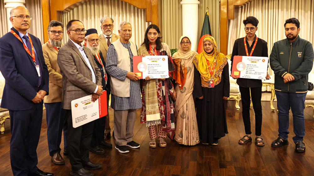 জুলাই গণঅভ্যুত্থানে আহতদের স্বাস্থ্যকার্ড বিতরণ উদ্বোধন করলেন প্রধান উপদেষ্টা