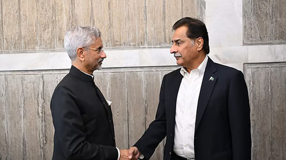 ঢাকায় এসে হাত মেলালেন  জয়শঙ্কর ও আয়াজ সাদিক