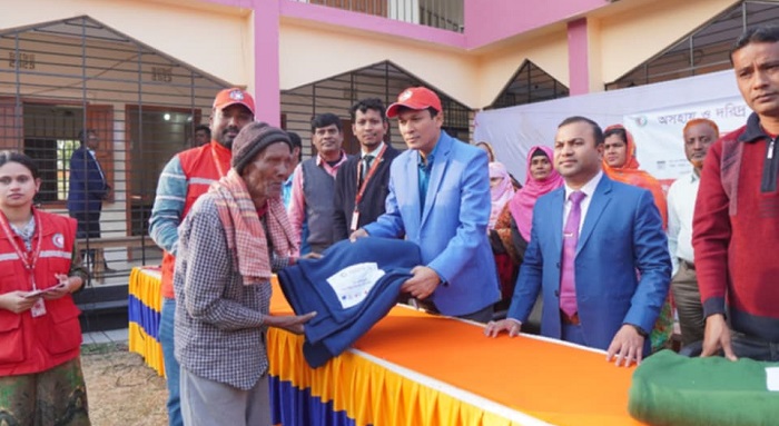 রেড ক্রিসেন্ট সোসাইটি রাজশাহী জেলা ইউনিটের পক্ষ থেকে কম্বল বিতরণ