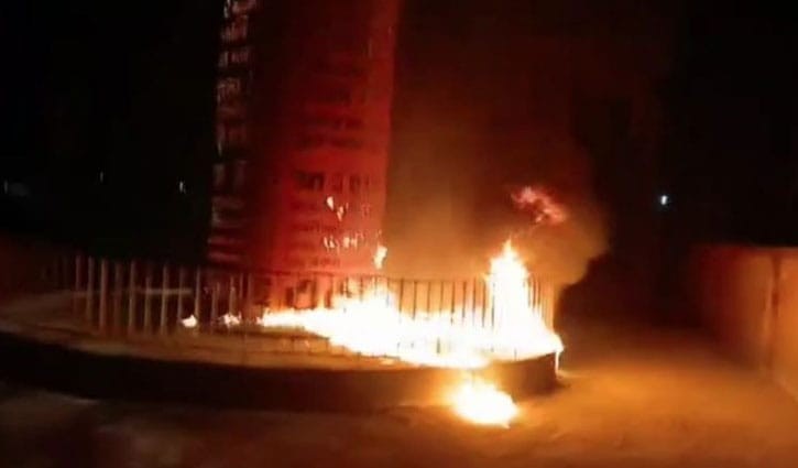বরগুনায় জুলাই স্মৃতিস্তম্ভে আগুন