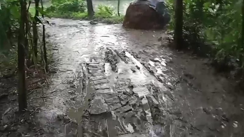 হোসেনপুরে কাঁচা রাস্তার দুর্ভোগে পাঁচ গ্রামবাসী