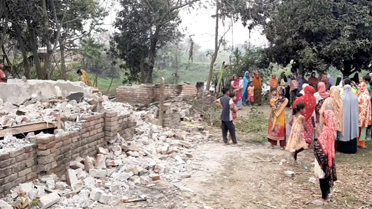 ক্ষোভে ফুঁসছে মাগুরাবাসী, ধর্ষকের বাড়ি গুঁড়িয়ে দিলো জনতা