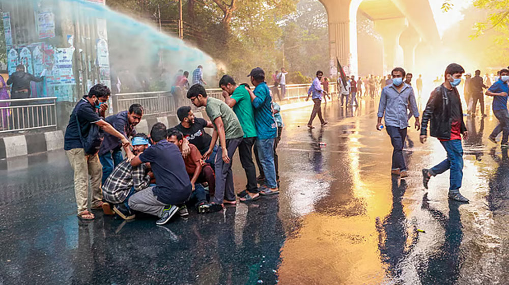 শাহবাগে বিক্ষোভরত বিসিএস পরীক্ষার্থীদের সঙ্গে পুলিশের ধাওয়া-পাল্টা ধাওয়া