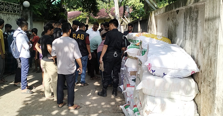 ভৈরবে মাইক্রোবাসে ২৫ বস্তা ভারতীয় চকলেট, আটক ৩