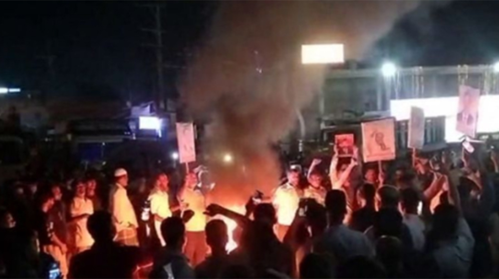 মনোনয়নবঞ্চিতদের মহাসড়ক অবরোধ করে অগ্নিসংযোগ