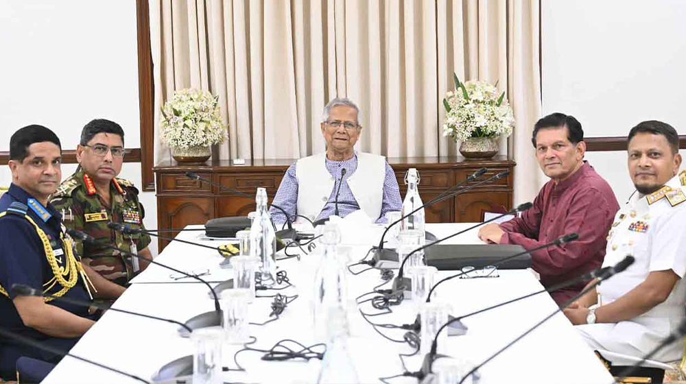 প্রধান উপদেষ্টার সঙ্গে তিন বাহিনী প্রধানের সাক্ষাৎ