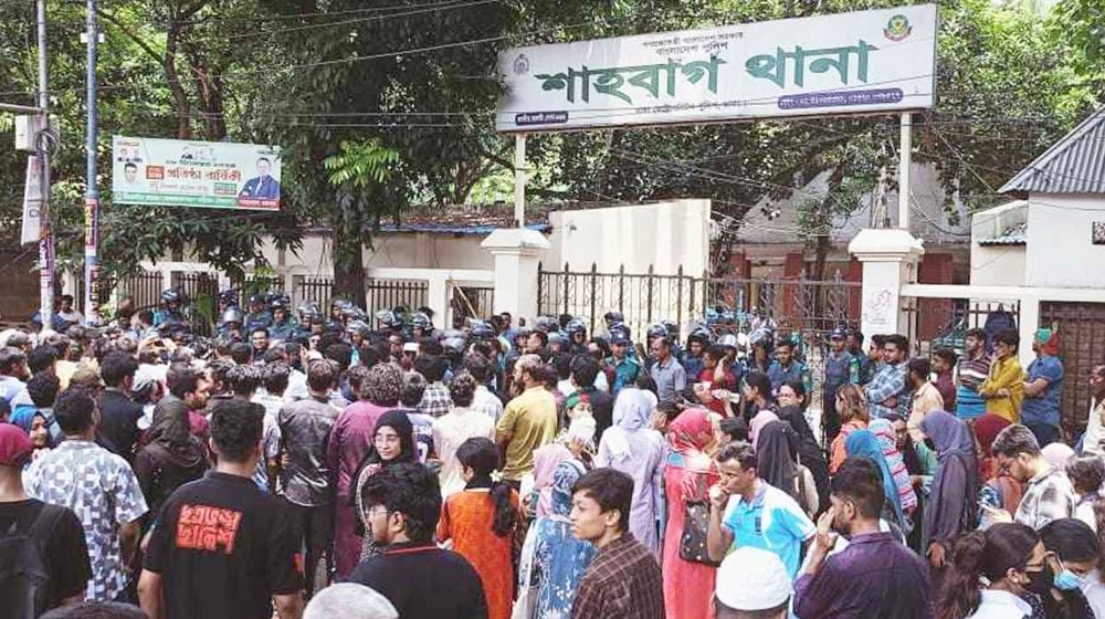 ঢাবি শিক্ষার্থী সাম্য হত্যার বিচারের দাবিতে শাহবাগ থানা ঘেরাও