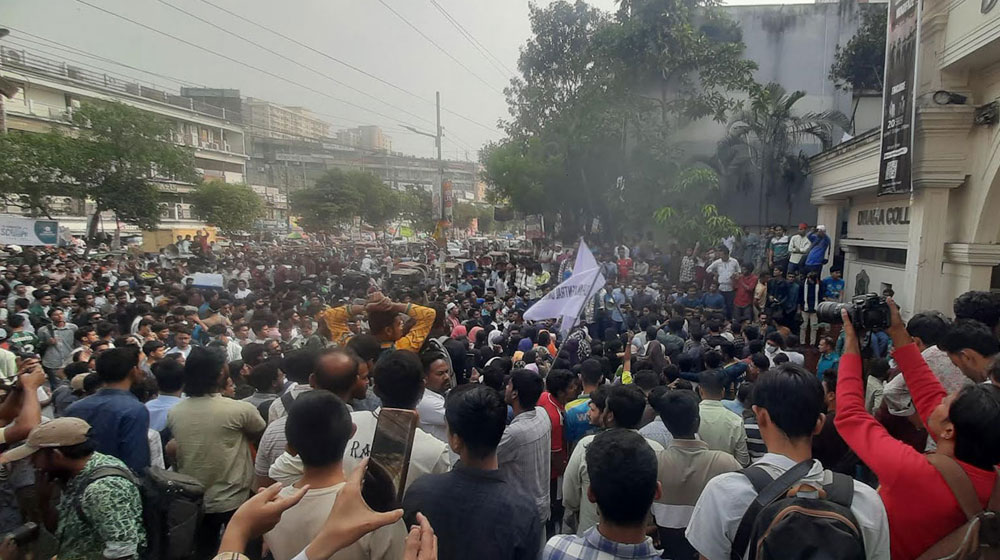 শিক্ষা ভবনের সামনে ‘লাগাতার’ অবস্থান কর্মসূচির ঘোষণা ৭ কলেজ শিক্ষার্থীদের