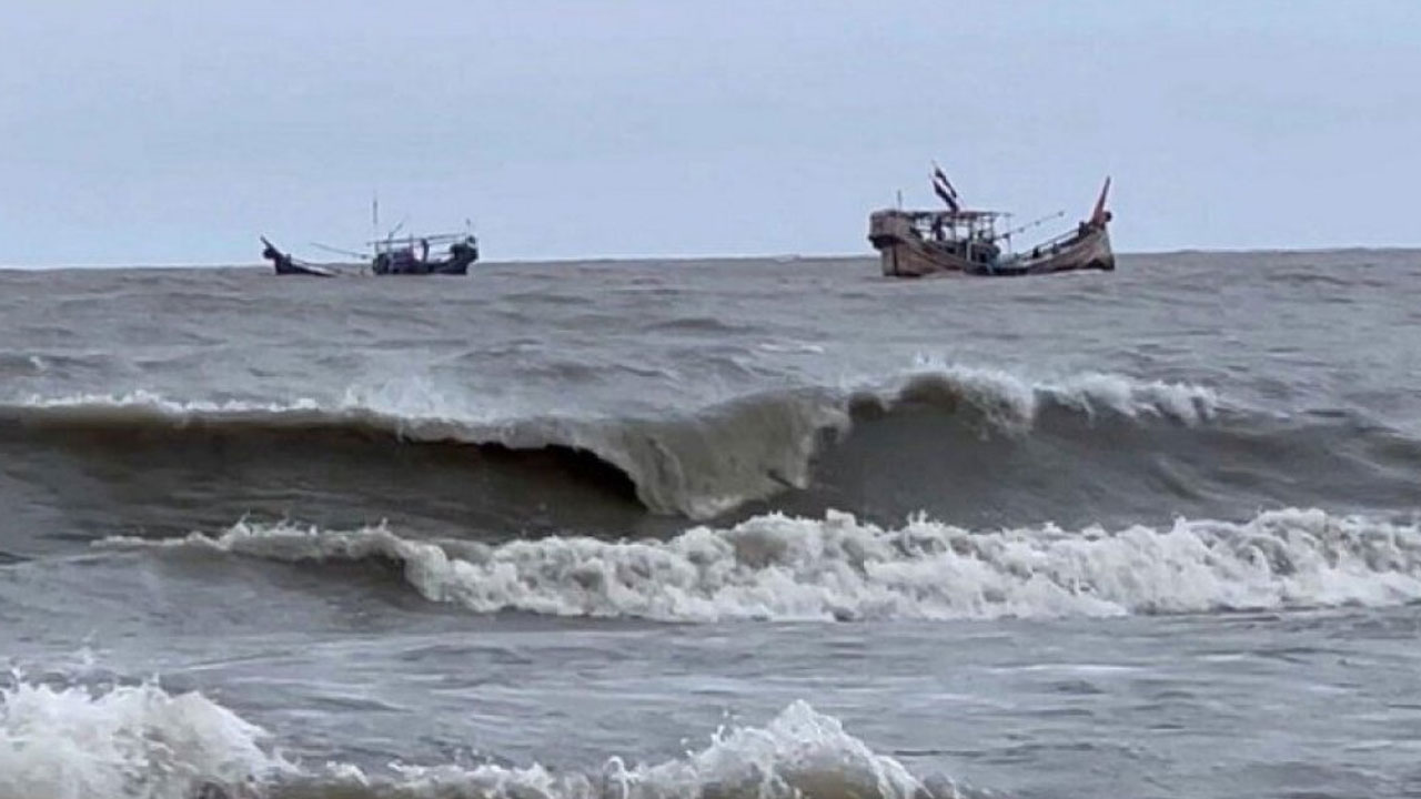 সমুদ্রবন্দরে তিন নম্বর সতর্ক সংকেত