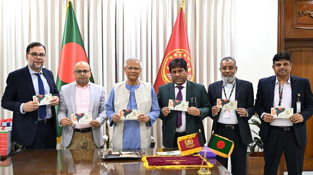 বিজয় দিবস উপলক্ষে স্মারক ডাকটিকিট অবমুক্ত করেন প্রধান উপদেষ্টা